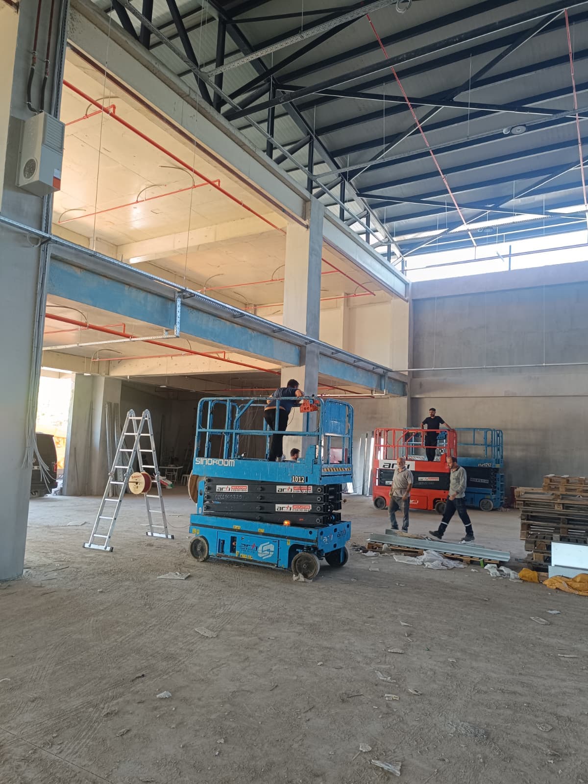 Kapalı mekanda platform ile bakım çalışması