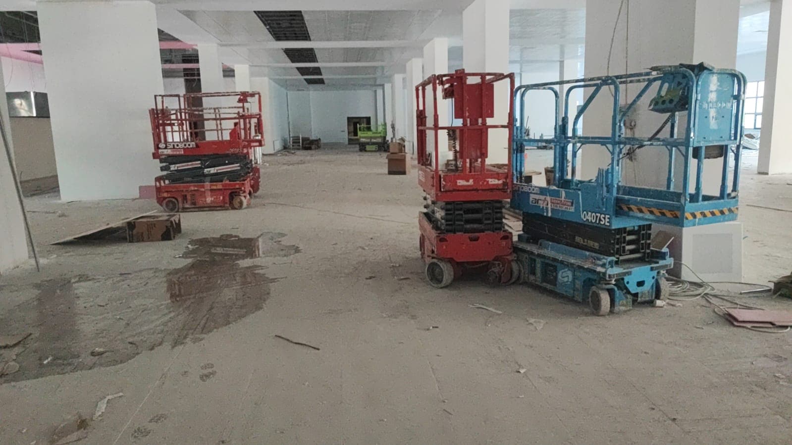 Depo içinde makaslı platform ile raf/tavan çalışması